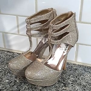 Qupid Gold Shimmering Glitter Heels. Size 6.5 NWT